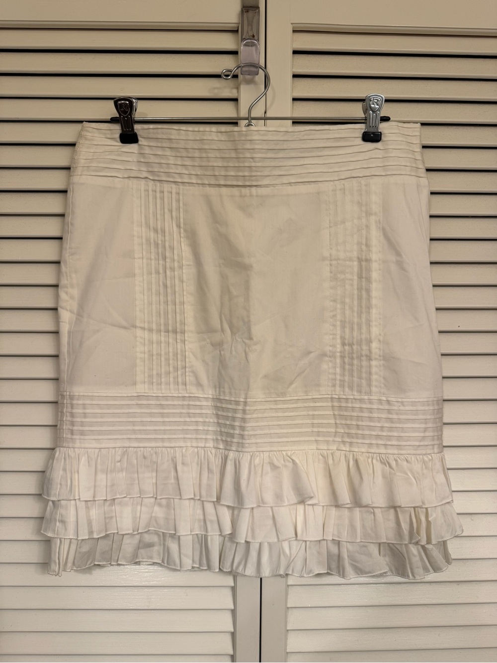 bebe white Pintuck Mini Skirt with Ruffle Hem